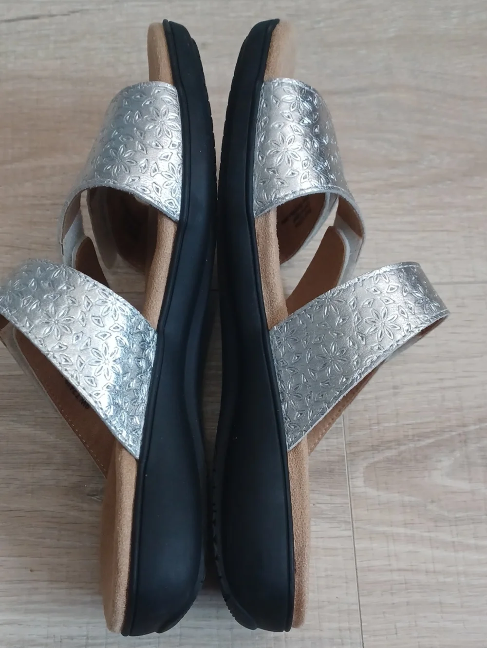9W Trotters silver sandals. Slip on shoes with adjustable Velcro straps.